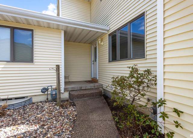 Property at 3527 Cedarview Ct, Bettendorf, IA 52722, 3 beds, 2 baths