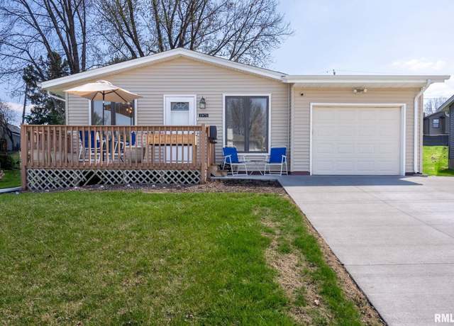 Property at 2071 Kings Dr, Bettendorf, IA 52722, 3 beds, 1 bath