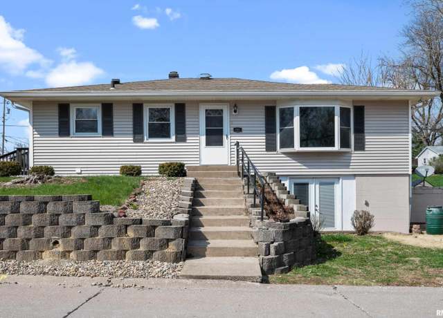 Property at 905 33rd Ave, Moline, IL 61265, 3 beds, 2 baths