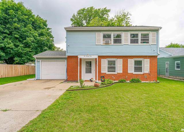 Property at 1023 N Monroe St, Lincoln, IL 62656, 3 beds, 1.5 baths