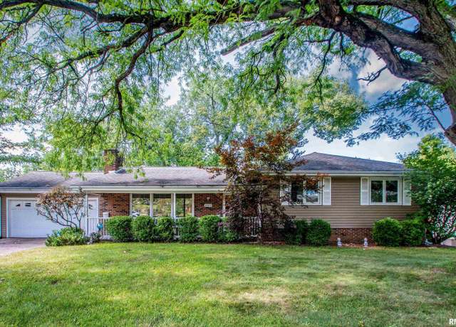 Property at 5003 N Mansfield Dr, Peoria, IL 61614, 3 beds, 2.5 baths