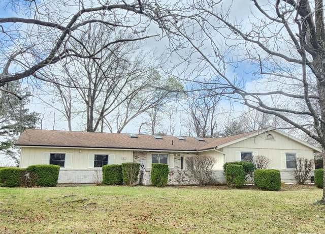 Property at 900 N Beadle Dr, Carbondale, IL 62901, 3 beds, 2.5 baths