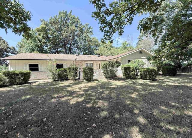 Property at 900 N Beadle Dr, Carbondale, IL 62901, 3 beds, 2.5 baths