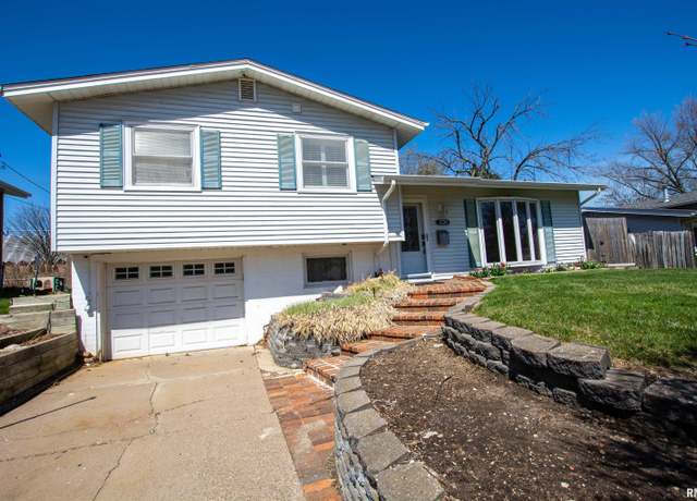 Property at 1224 Meadow Lane Dr, Bettendorf, IA 52722, 3 beds, 1.5 baths