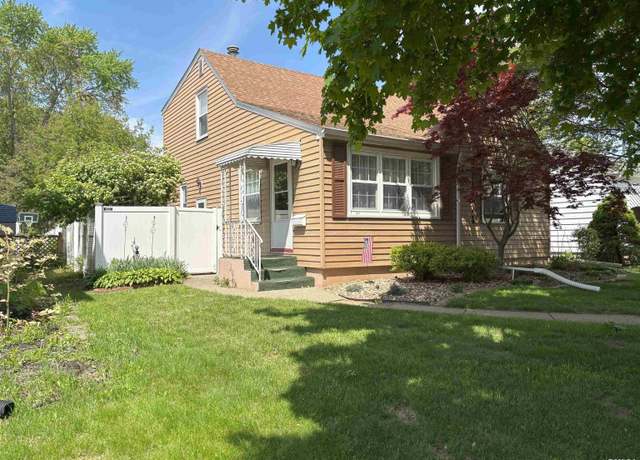 Property at 2122 15th St, Rock Island, IL 61201, 3 beds, 2 baths