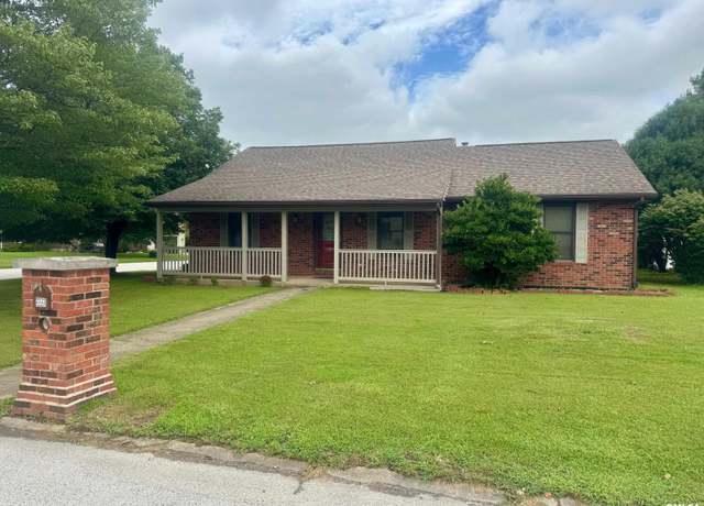 Property at 2222 Ravens Pt, Quincy, IL 62305, 4 beds, 2.5 baths