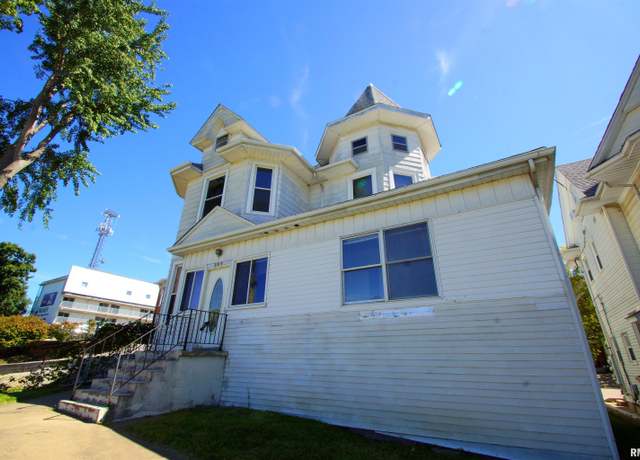 Property at 707 Brady St, Davenport, IA 52803, 6 beds, 3 baths
