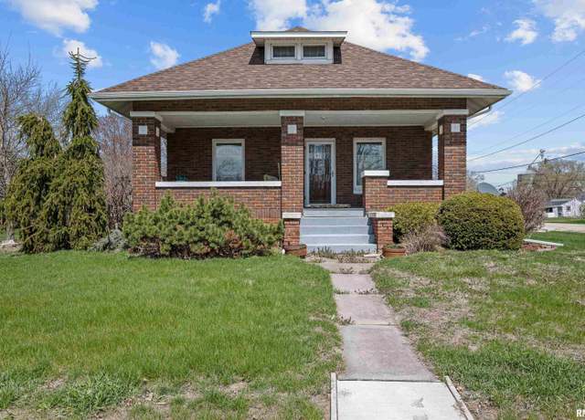 Property at 408 E Henry St, Atkinson, IL 61235, 4 beds, 1 bath