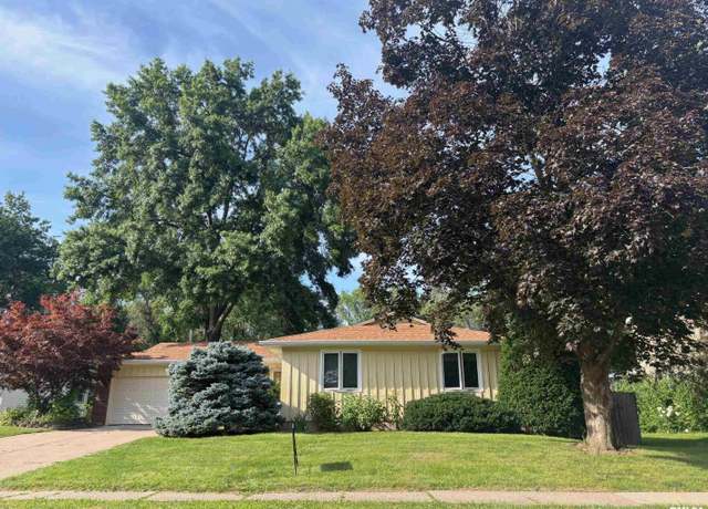 Property at 2586 E George Washington Blvd, Davenport, IA 52803, 3 beds, 2.5 baths