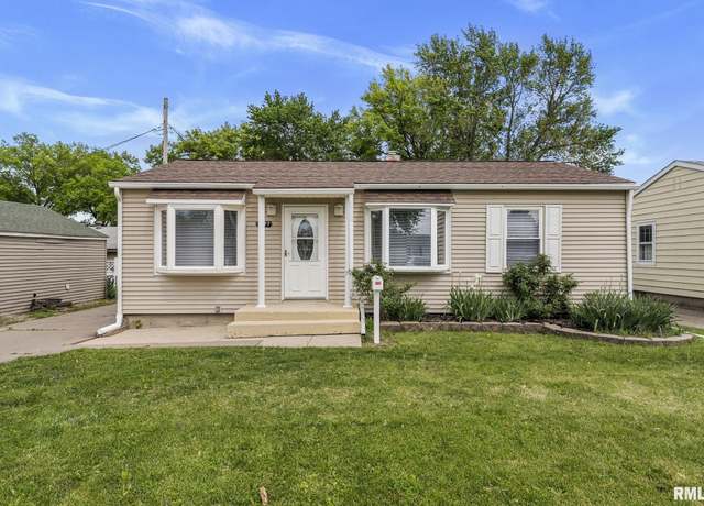 Property at 1217 S Zenith Ave, Davenport, IA 52802, 3 beds, 2 baths