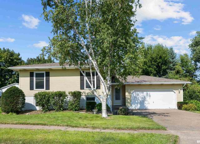 Property at 3840 Wakonda Dr, Bettendorf, IA 52722, 5 beds, 2 baths