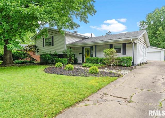 Property at 2221 Fairway Dr, Springfield, IL 62704, 3 beds, 2.5 baths