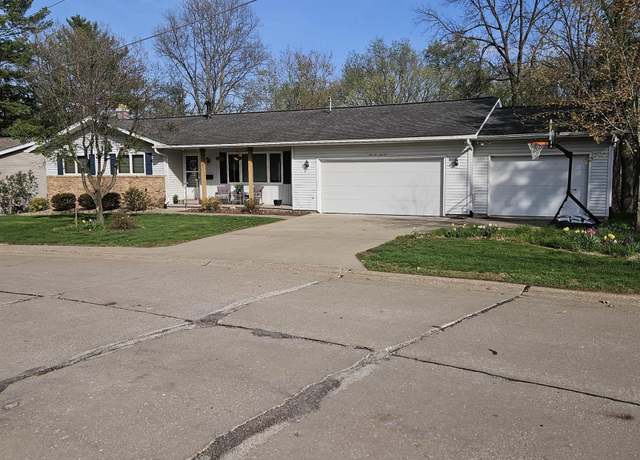 Property at 914 32nd Avenue Court, Moline, IL 61265, 3 beds, 2 baths
