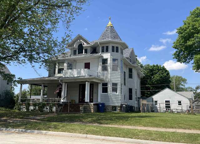 Property at 2220 Roosevelt St, Clinton, IA 52732, 3 beds, 2 baths