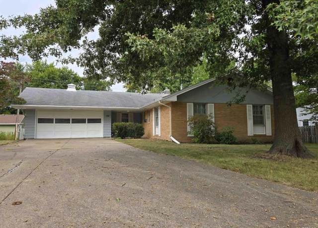 Property at 124 Holden Ter, Macomb, IL 61455, 3 beds, 2 baths