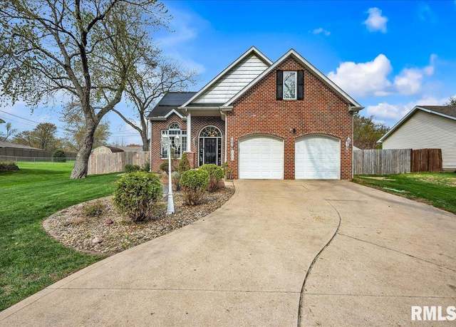 Property at 1015 N Country Ln, Peoria, IL 61604, 4 beds, 3.5 baths