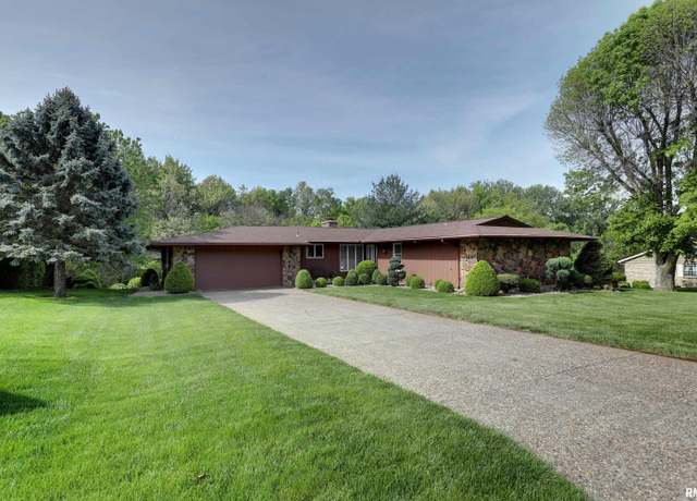 Property at 432 W Fairway Dr, Quincy, IL 62305, 4 beds, 3.5 baths