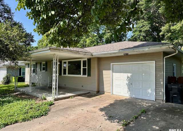 Property at 9 Edgehill Ct, Jacksonville, IL 62650, 3 beds, 2 baths