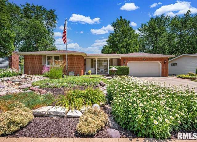 Property at 2802 N Elmcroft Rd, Peoria, IL 61604, 3 beds, 2 baths