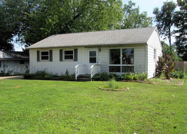 Property at 1512 W Shenandoah Dr, Peoria, IL 61614, 3 beds, 1.5 baths