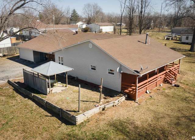 Property at 204 Bracey St, Marion, IL 62959, 3 beds, 1 bath