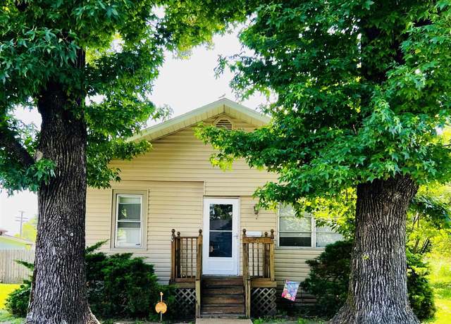 Property at 104 S 8th St, Herrin, IL 62948, 2 beds, 1 bath