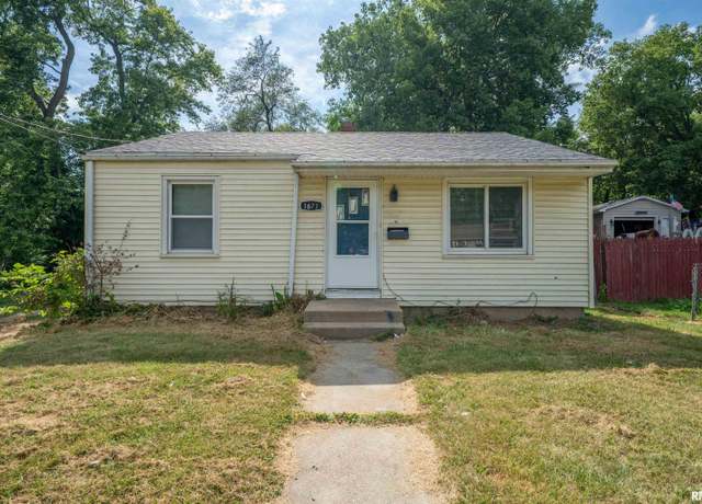 Property at 1623 N Broadway St, Peoria, IL 61604, 2 beds, 1 bath