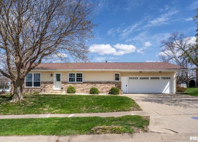 Property at 206 13th Ave, De Witt, IA 52742, 3 beds, 2.5 baths