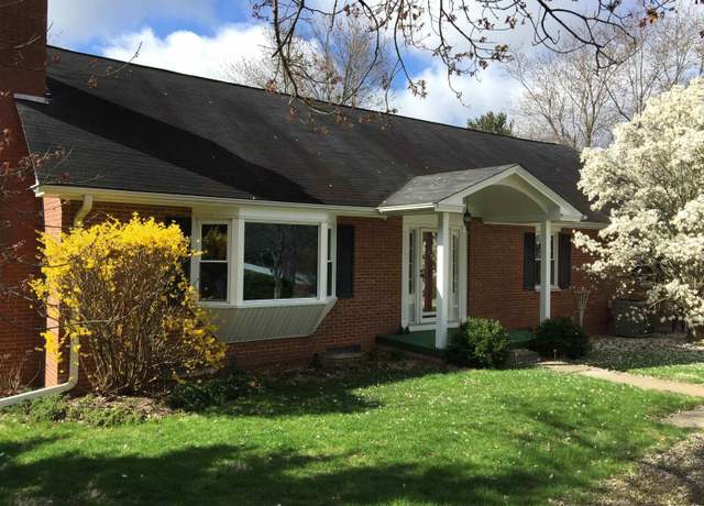 Property at 11 Marty Ln, Macomb, IL 61455-9504, 5 beds, 3.5 baths