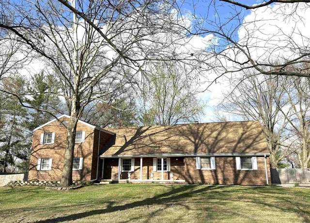 Property at 10 Orchard Drive East, Centralia, IL 62801, 5 beds, 4.5 baths