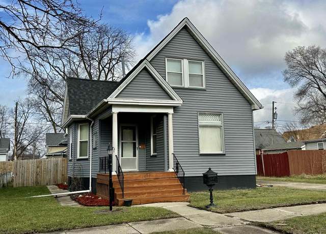 Property at 1009 Market St, Pekin, IL 61554, 3 beds, 1 bath