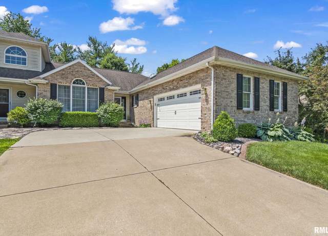 Property at 2526 Chapel Hill Dr, Springfield, IL 62702, 2 beds, 2.5 baths