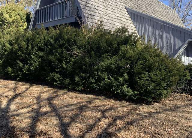 Property at 14 NE Hillcrest Dr, Bushnell, IL 61422, 2 beds, 3 baths