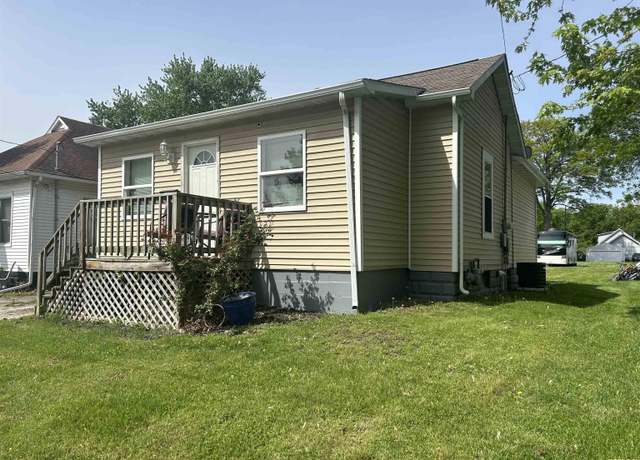 Property at 725 S Wyandotte St, Taylorville, IL 62568, 2 beds, 1 bath
