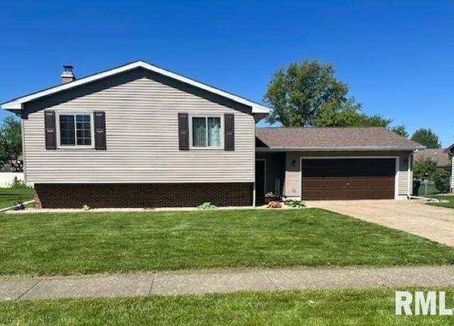 Property at 11 Grand Ave, Jacksonville, IL 62650, 4 beds, 2.5 baths