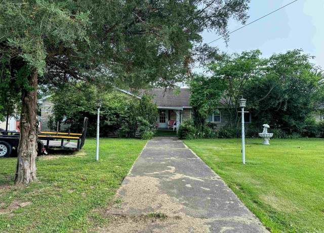 Property at 1011 W Goodall St, Marion, IL 62959, 3 beds, 3 baths