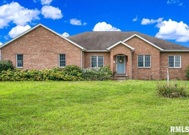 Property at 1329 1300th St, Lincoln, IL 62656, 4 beds, 3 baths