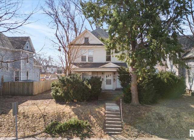 Property at 1009 W 15th St, Davenport, IA 52804, 3 beds, 2 baths