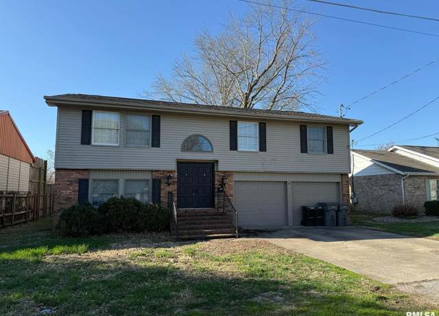 Property at 1401 W End St, Marion, IL 62959, 3 beds, 2.5 baths