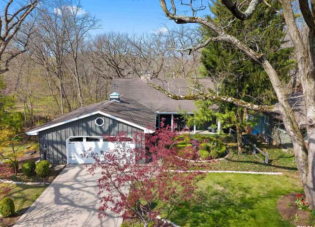 Property at 2607 N Kingston Dr, Peoria, IL 61604, 4 beds, 3 baths