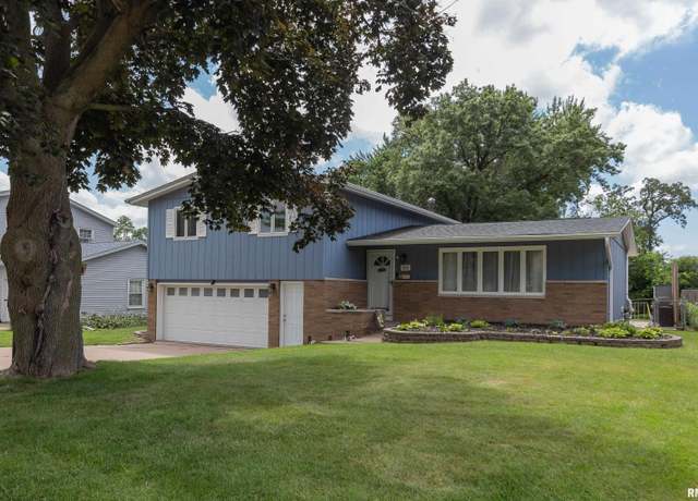 Property at 922 19th St, Bettendorf, IA 52722, 3 beds, 2.5 baths