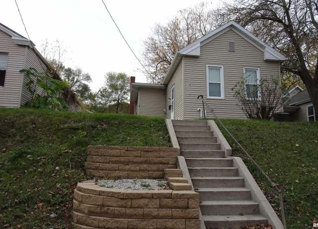 Property at 1130 Adams St, Quincy, IL 62301, 2 beds, 1.5 baths