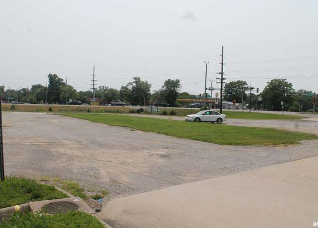 Property at 1915-1921 W Sycamore St, Carbondale, IL 62901