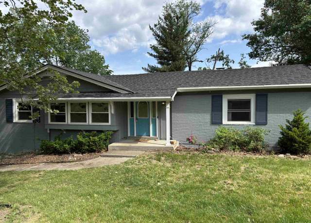 Property at 304 Country Ln, Quincy, IL 62305, 4 beds, 3 baths