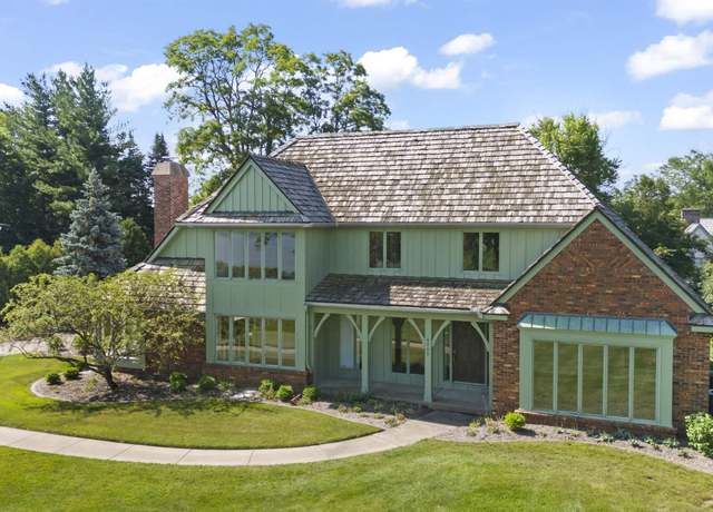 Property at 4755 N Grandview Dr, Peoria Heights, IL 61616, 5 beds, 4.5 baths