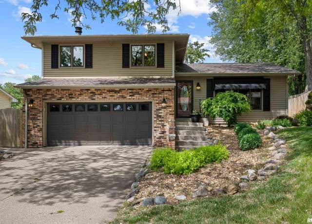 Property at 2512 W 45th St, Davenport, IA 52806, 4 beds, 2 baths