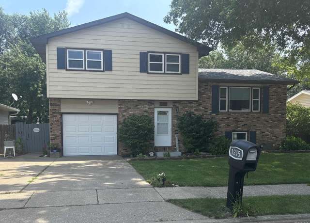Property at 1215 Calvin St, Davenport, IA 52804, 3 beds, 1.5 baths