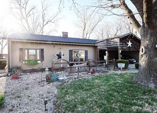 Property at 7 Phyllis Dr, Centralia, IL 62801, 3 beds, 2 baths