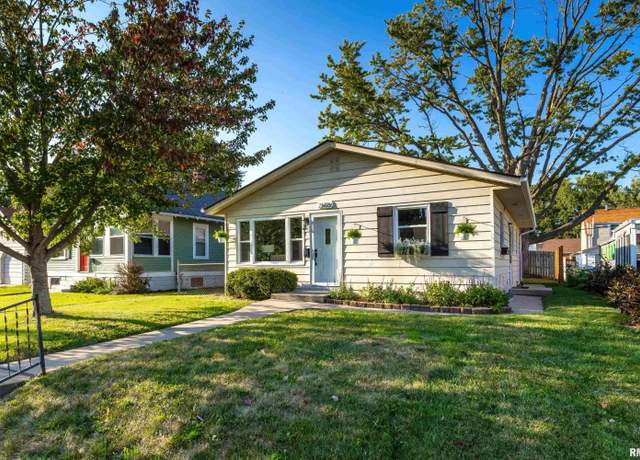 Property at 2606 E Pleasant St, Davenport, IA 52803, 4 beds, 2 baths