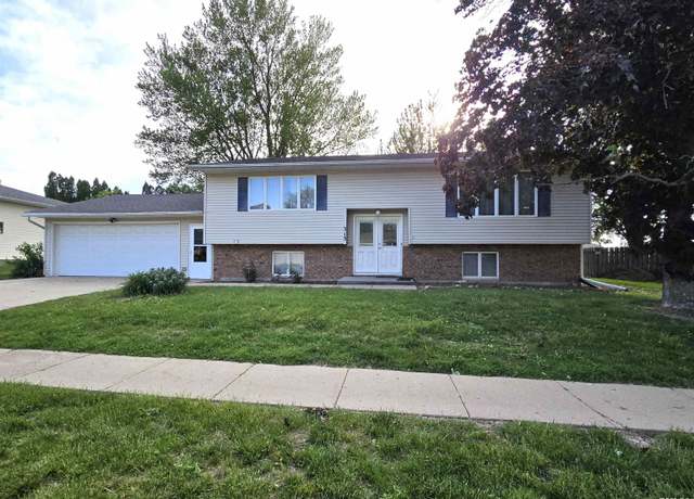 Property at 313 13th Avenue A, De Witt, IA 52742, 5 beds, 3 baths